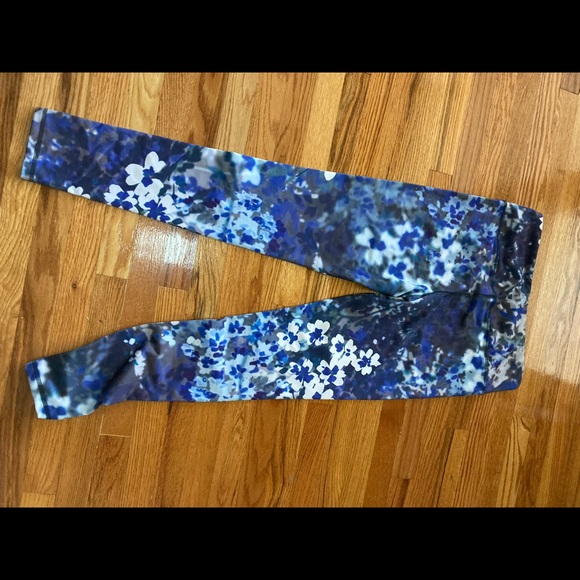 FLORAL WORKOUT LEGGINGS SIZE MEDIUM - Picture 6 of 7